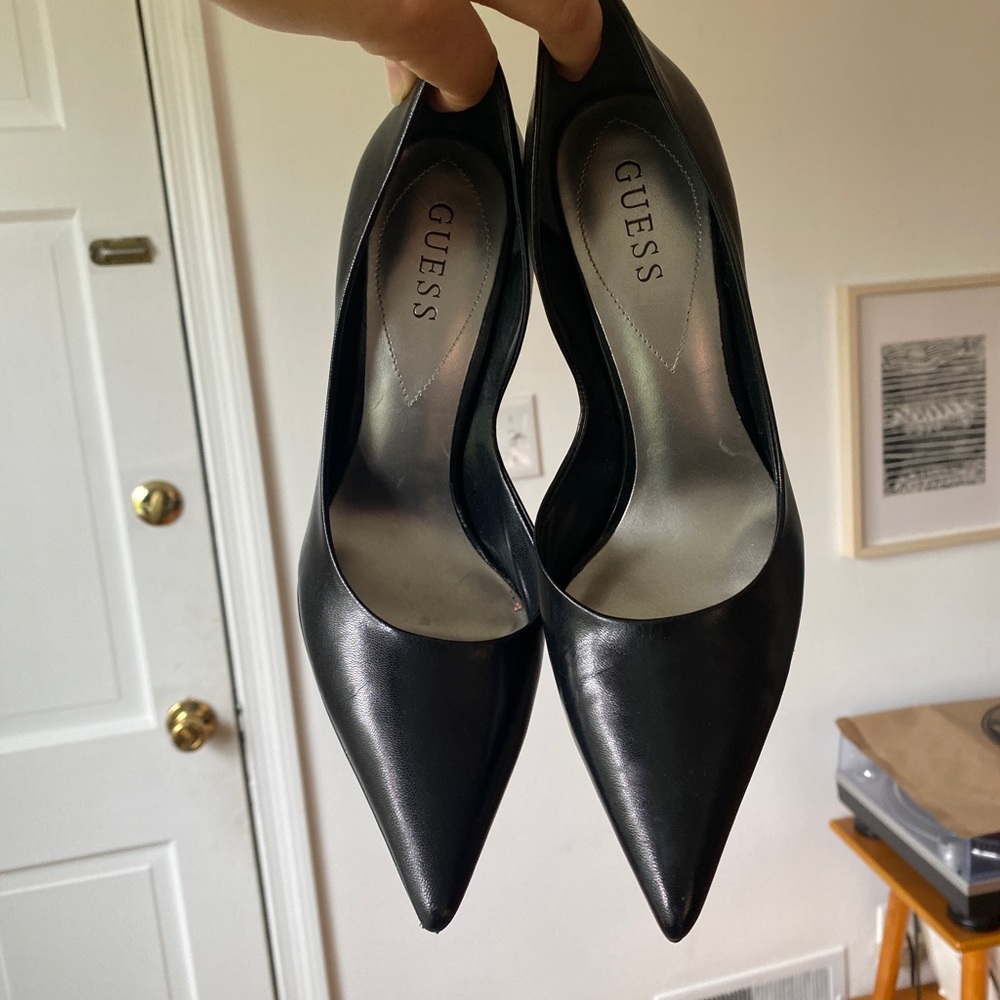 GUESS pointed toe heel